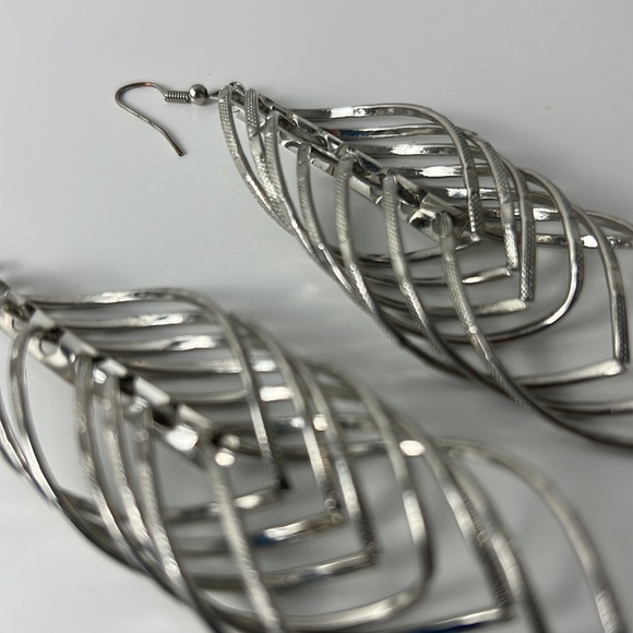 Cute Continuous Dangling Silver Tone Leaves Pierced Earrings - Picture 10 of 16